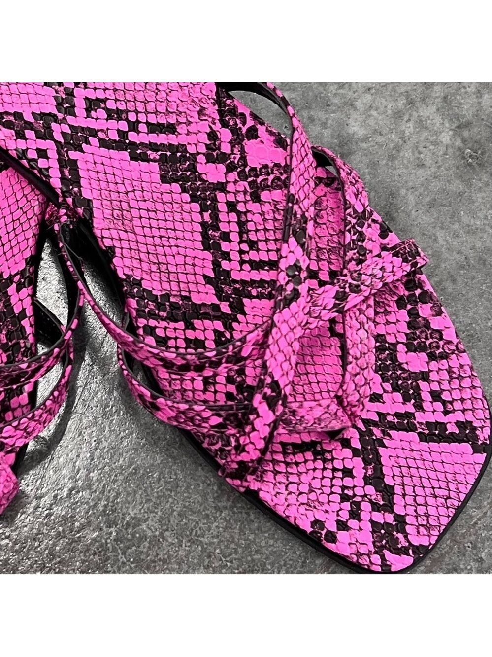 🎩🗝️ NWOB 14th & Union Claire Pink/Black Snakeskin Imprinted Flat Sandals 6.5
